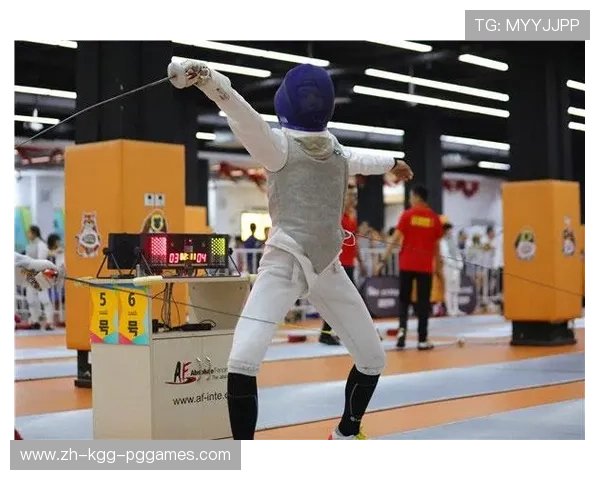 秦雪执裁青少年击剑比赛 职业装长腿造型成赛场焦点